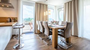 陶普利茨Alpine Appartement Top 4 by AA Holiday Homes的一间带桌椅的用餐室