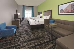 泰勒La Quinta by Wyndham Tyler South的酒店客房,配有床和沙发