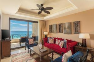 卡波圣卢卡斯格林索尔马天涯度假酒店和Spa中心的客厅配有红色沙发,享有海景