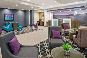 约克纽约拉金塔旅馆及套房的一间设有紫色和蓝色椅子的等候室