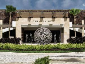 圣胡安Fairmont El San Juan Hotel的前面有雕塑的建筑