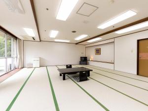 日光伊藤恩新樱花酒店 的一间空房间,里面装有乒乓球桌