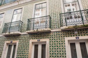 里斯本罗西奥套房酒店的建筑上贴着绿色和白色的瓷砖