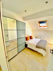 雷米希Cozy flat near Moselle Remich的一间卧室设有一张床和一个滑动玻璃门