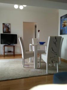 诺瓦利娅Apartmani Nada的一间配备有白色桌椅的用餐室