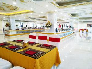 清化Khách Sạn Phượng Hoàng 3的餐厅配有红色和白色椅子