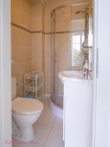 韦巴Villa del Mar的浴室配有卫生间、盥洗盆和淋浴。