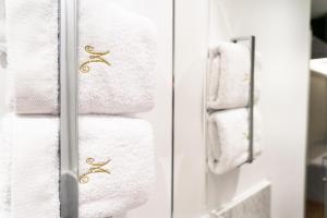 敦刻尔克Hôtel Merveilleux Côté Mer的浴室里一堆白色毛巾