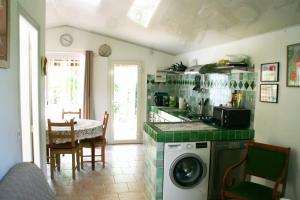 萨雷尔讷le bien placé的厨房配有洗衣机和桌子