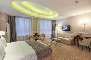 雅西雅西国际酒店的酒店客房,配有床和沙发