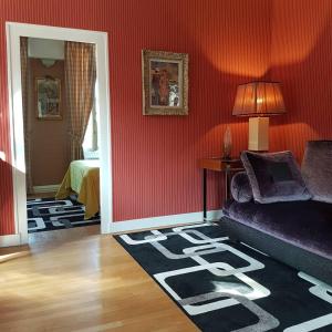 维耶尔宗SUPREMATISME Appartement de Prestige的带沙发和地毯的客厅