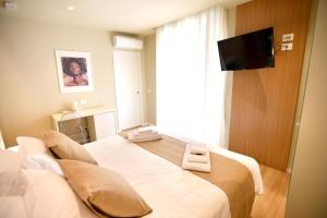 雷焦卡拉布里亚Nina B&B的酒店客房设有两张床和一台平面电视。