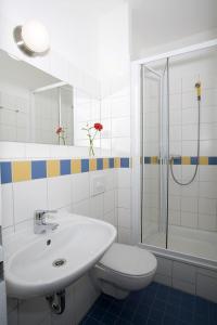 柏林Jugendgästehaus des CVJM Berlin-Kaulsdorf的一间带水槽、卫生间和淋浴的浴室