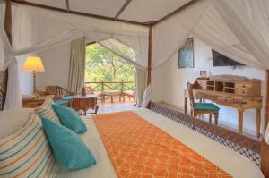 吉汶瓦蓝色海湾度假酒店及水疗中心的一间卧室配有一张床和一张书桌
