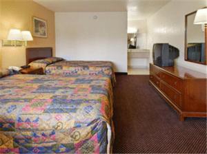 汉普顿贝尔蒙特套房酒店的配有一张床和一台平面电视的酒店客房