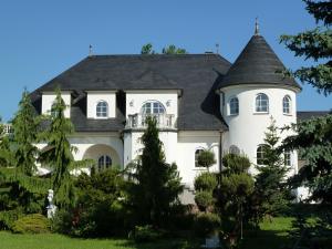 施马尔卡尔登Gästehaus Villa Casamia的黑色屋顶的大型白色房屋