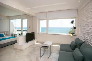 拉纳卡Les Palmiers Sunorama Beach Apartments的带沙发、床和电视的客厅