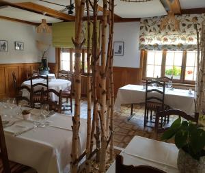 摩龙拉戈鲁耶利安餐厅酒店的用餐室设有桌椅和窗户。