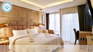 曼谷De Prime Rangnam Hotel的酒店客房,配有带毛巾的床