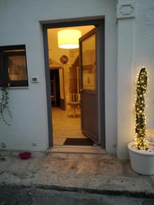 奥斯图尼A Casa di Rosy的一道门,通向一个有圣诞树的房间