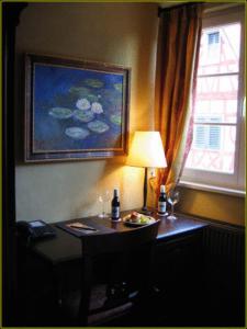 贝格施特拉瑟黑彭海姆巴丁别墅酒店的配有桌子、灯和窗户的房间