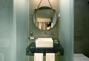 里斯本达尔马老城套房公寓的一间带水槽和镜子的浴室