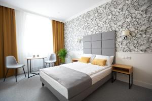 波兹南Apartamenty Klasztorna 25的一间卧室配有一张带黄色枕头的大床