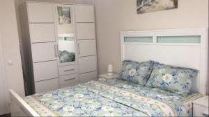 谢林伯尔Eric Apartament’s Suite的一间卧室配有一张带蓝色和白色棉被的床