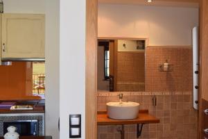 贝加德奥阿尔博拉达德尔奥酒店的一间带水槽和镜子的浴室