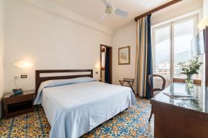 马奥莱索尔斯普兰迪德酒店的酒店客房设有床和窗户。