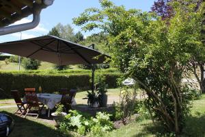 比桑FLAMBOYANT的花园的遮阳伞下的桌椅