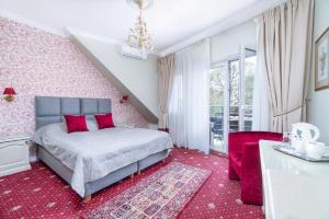 里加Forums Boutique Hotel的一间卧室配有一张床,铺有红色地毯
