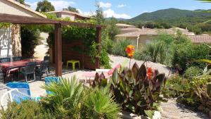 波尔蒂乔Villa Les hauts de Benista的庭院配有桌椅和植物