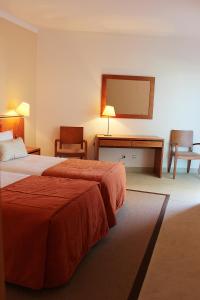 波尔蒂芒维斯塔码头公寓酒店的酒店客房配有两张床和一张书桌