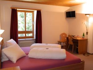 贝尔金普雷达库尔姆酒店的一间卧室设有两张床、一张桌子和一个窗口。