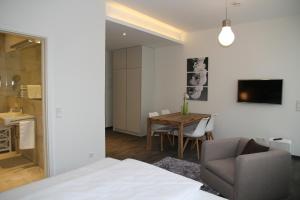 奥芬巴赫奥芬巴赫瑟维斯公寓式酒店的一间卧室配有一张床和一张桌子及椅子
