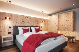圣维吉利奥Batacör - Natures Heartbeat的一间卧室配有一张带红色枕头的大床
