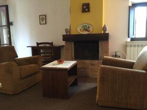卡斯特利纳-因基安蒂Collelungo的客厅配有椅子和壁炉