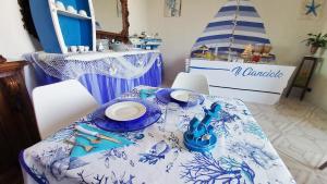 兰佩杜萨B&B Il Cianciolo的一张带蓝白桌布的桌子