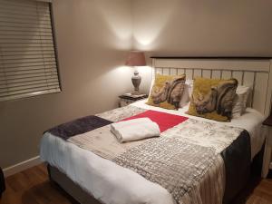帕特诺斯特Hart-se-Punt的一间卧室配有一张带红色毯子的大床