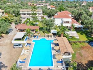 雷夫卡达镇Alexaria Holidays Apartments的享有带遮阳伞的度假村游泳池的空中景致