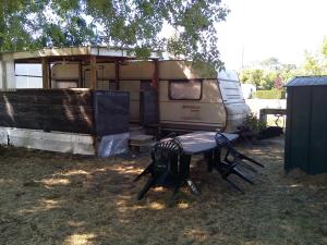 马雷讷Caravane camping Prée Marennes的拖车前的桌椅
