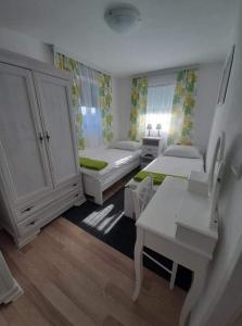 ČaglinRuralna kuća za odmor Viktorija的一间卧室配有两张床和一张书桌