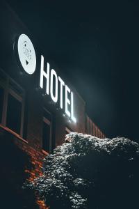 不莱梅Sleep Point的夜间大楼一侧的酒店标志