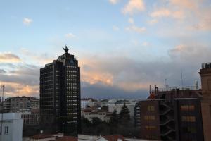 马德里Hotel Serrano的一座高大的建筑,上面有雕像