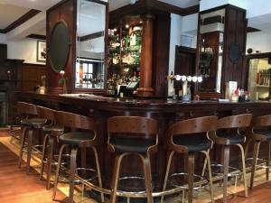 格拉斯哥Rab Ha's的一间酒吧,里面放着一堆凳子