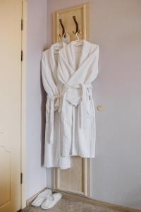 敖德萨叶卡捷琳娜二世酒店的挂在门上的带白色毛巾的衣柜