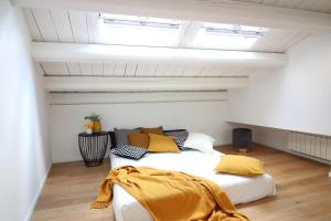 巴勒莫Pànto - Rooftop boutique rooms的卧室配有白色的床和黄色枕头