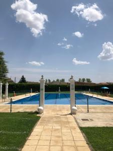 AmuscoLa Sinagoga Casa Rural的天空公园中的游泳池