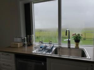 Nesjum塞特贝格旅馆的一个带水槽和大窗户的厨房